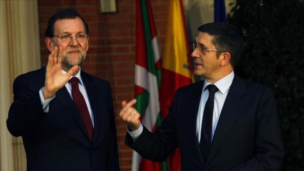 El presidente del Gobierno en funciones, Mariano Rajoy, junto al presidente del Congreso, Patxi López, en una foto de archivo.-DAVID CASTRO