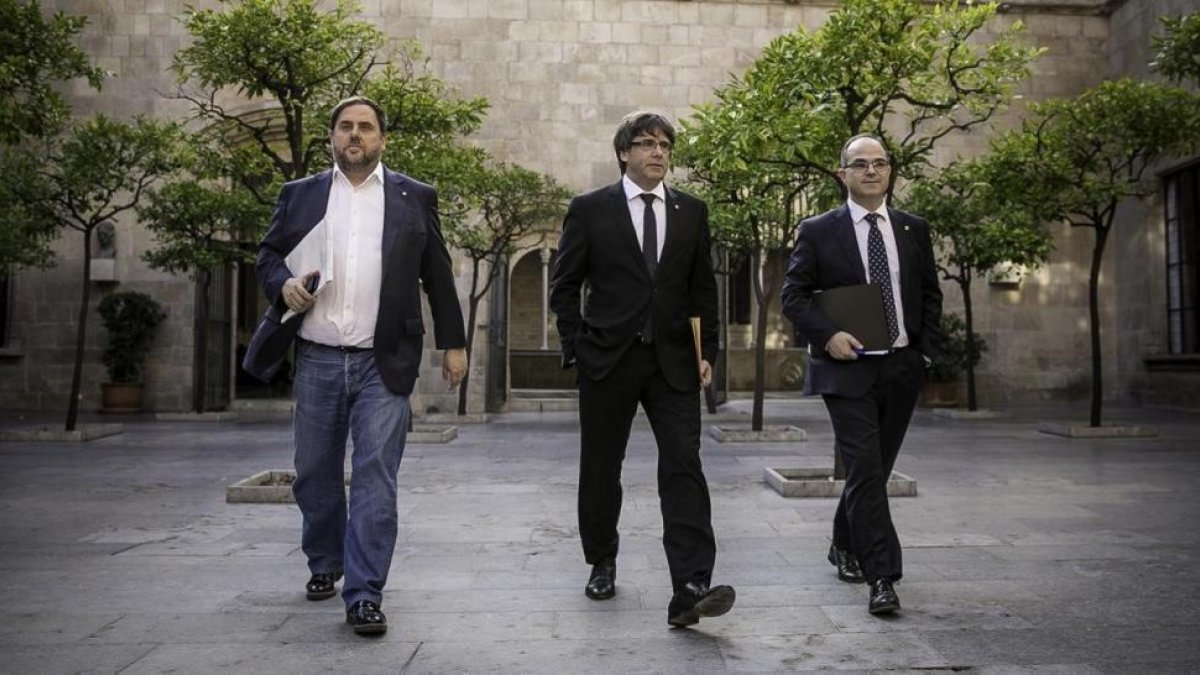 unqueras, Puigdemont y Turull se dirigen a la reunión de Govern.-JOAN CORTADELLAS