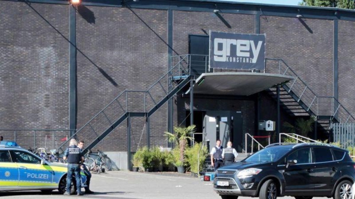 Un coche de policía frente al club Grey donde tuvo lugar el tiroteo.-EFE / OLIVER HANSER