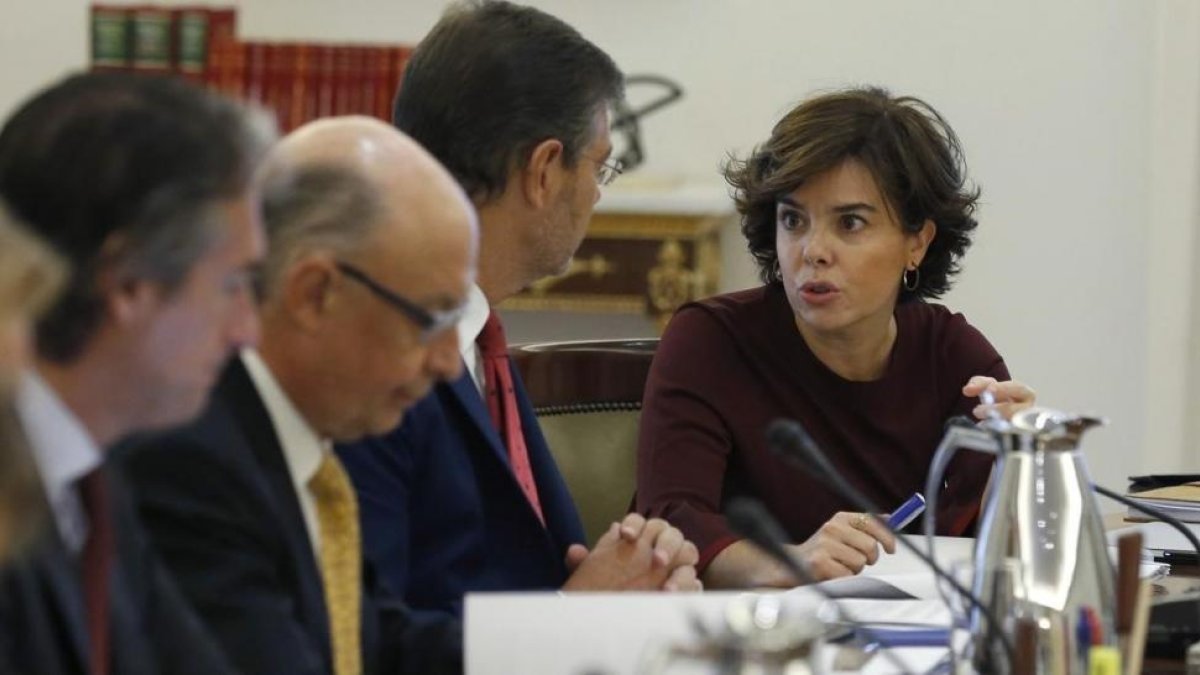 Soraya Sánez de Santamaría conversa con Rafael Catalá, junto al ministro Cristóbal Montoro e Íñigo de la Serna, este sábado, al inicio del Consejo de Ministros extraordinaro.-EFE / JUAN CARLOS HIDALGO