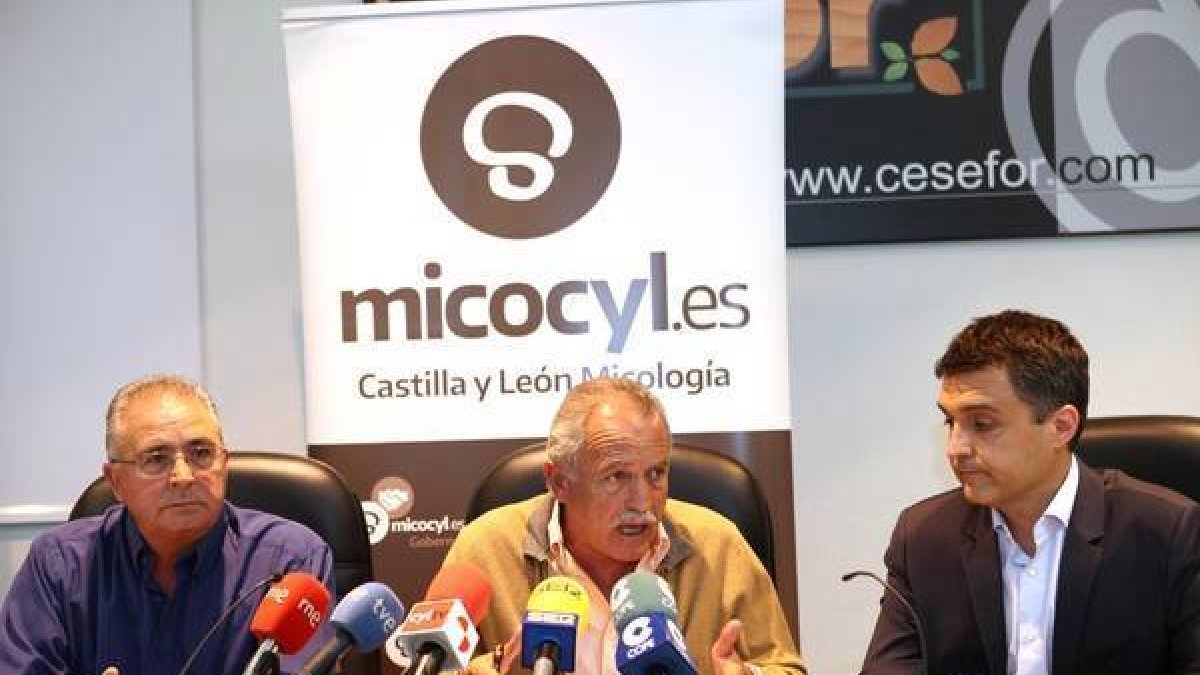 (De I a D) El presidente del Area Regulada de Montes de Soria, Fidel Soria; el diputado provincial, José Antonio de Miguel y el coordinador científico de Micocyl, Fernando Martínez dan cuenta del inicio de la campaña micológica de otoño.-Concha Ortega / ICAL