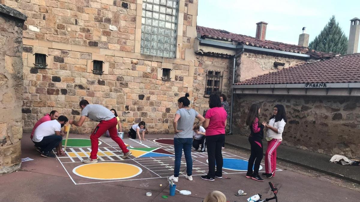 Uno de los juegos que se han pintado.-AMPA CRA Pinares Altos