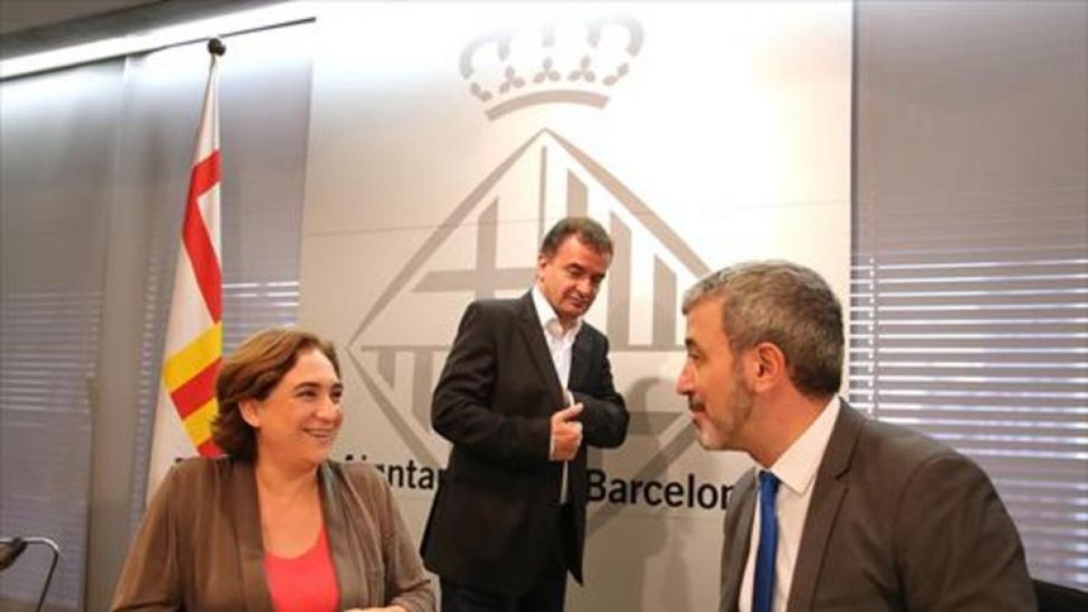 Ada Colau, Jaume Collboni, y Alfred Bosch, en el ayuntamiento-ALBERT BERTRAN