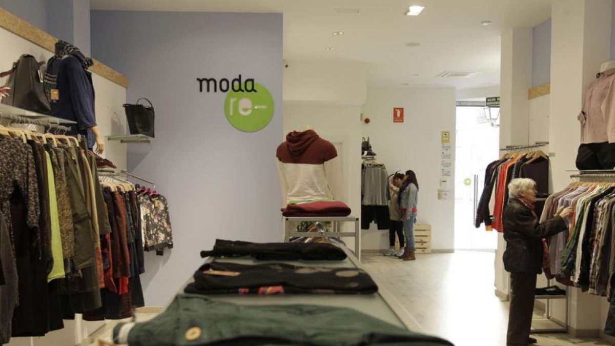Imagen tomada ayer del interior de la tienda de Moda-re.-LUIS ÁNGEL TEJEDOR