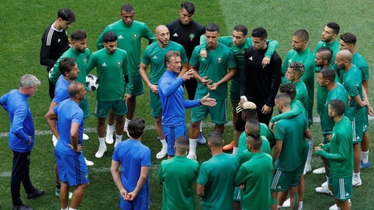 Hervé Renard, en el centro, da una charla a los jugadores de la selección marroquí-REUTERS/ SERGEY KARPUKHIN