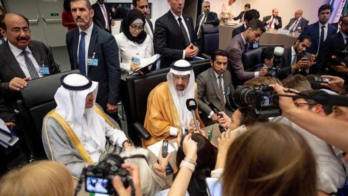 El ministro saudi de Energia  Khalid al-Falih (en el centro) atiende a los medios durante una reunión de la Organización de Paises Exportadores de Petroleo (OPEP).-EFE / CHRISTIAN BRUNA