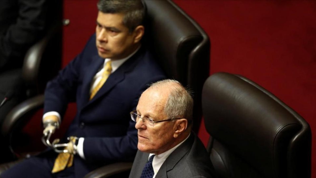 El presidente peruano, Pedro Pablo Kuczynski, en primer plano, en el Congreso en Lima.-/ REUTERS / MARIANA BAZO