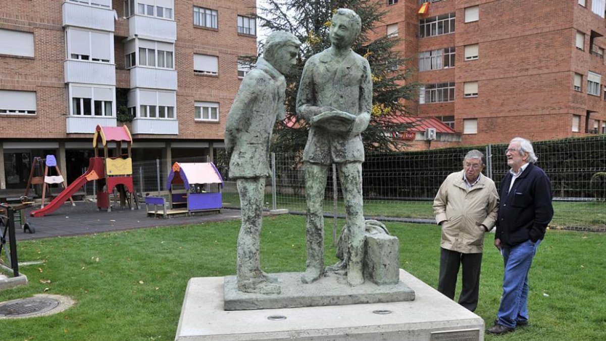 Agustín Ruiz y Jesús Bárez junto al grupo escultórico, ayer.-Valentín Guisande