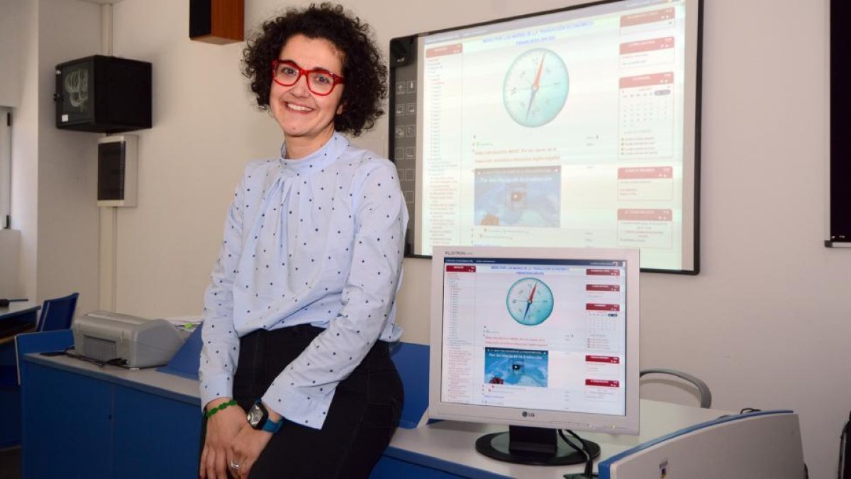 Susana Álvarez, junto a la plataforma de la Uva, en la que se puede consultar el contenido de los cursos.-ÁLVARO MARTÍNEZ