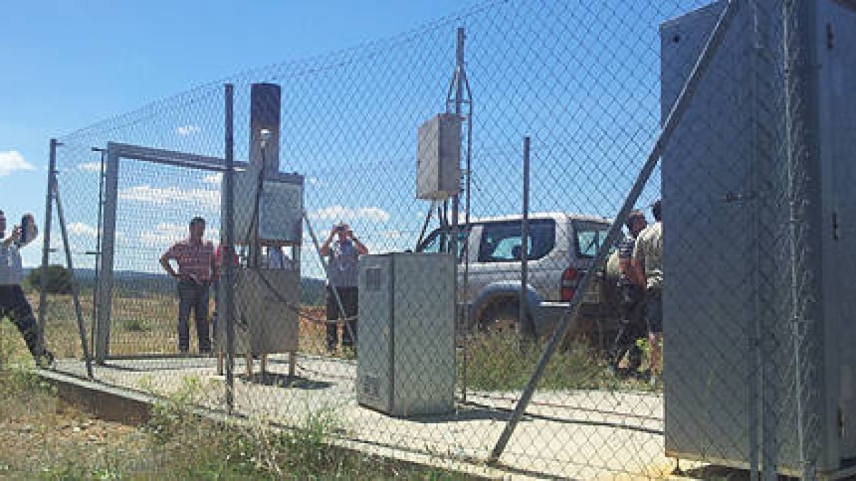 Agricultores sorianos ante la estación antigranizo de Alconchel de Ariza. / ASAJA-