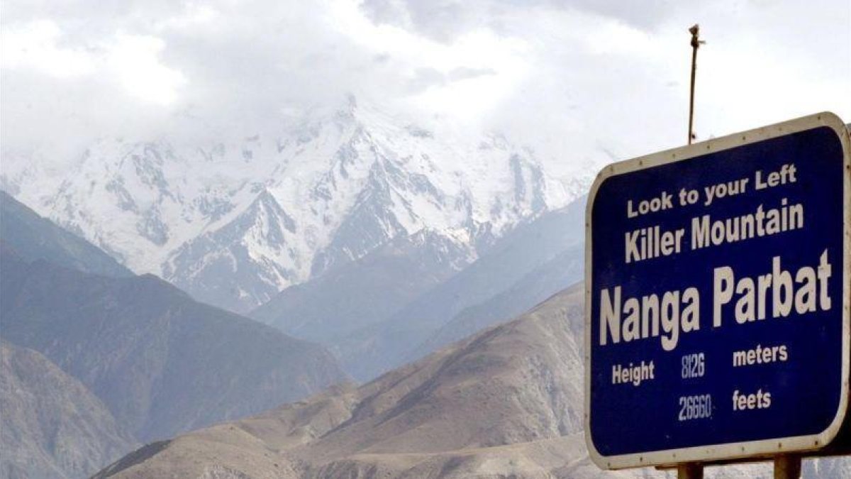 La montaña pakistaní Nanga Parbat en julio de 2004.-