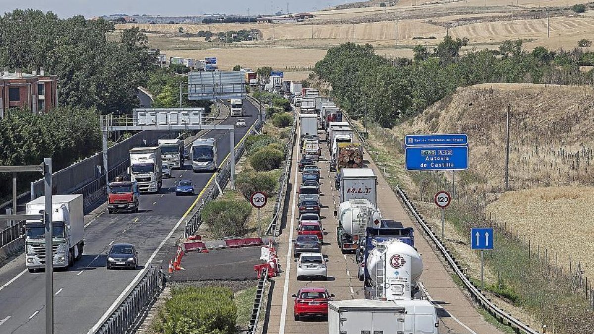 La Autovía de Castilla en una de sus congestiones en el último mes de abril.-J.C. CASTILLO