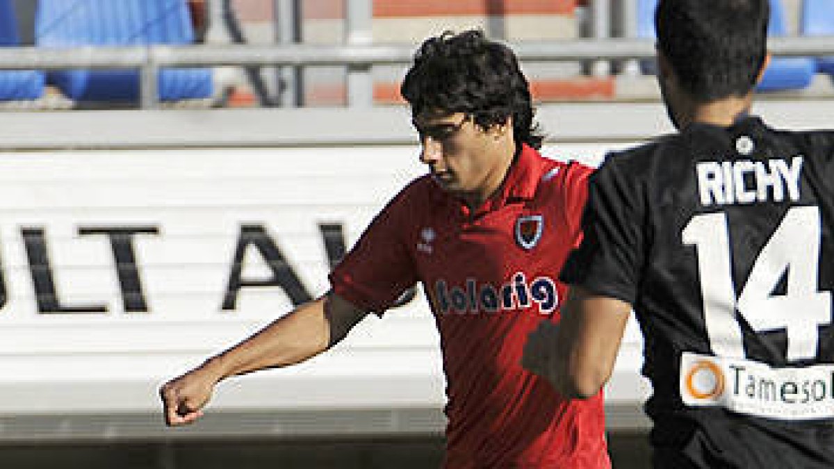 Víctor Andrés formará en el once inicial rojillo. / ÚRSULA SIERRA-