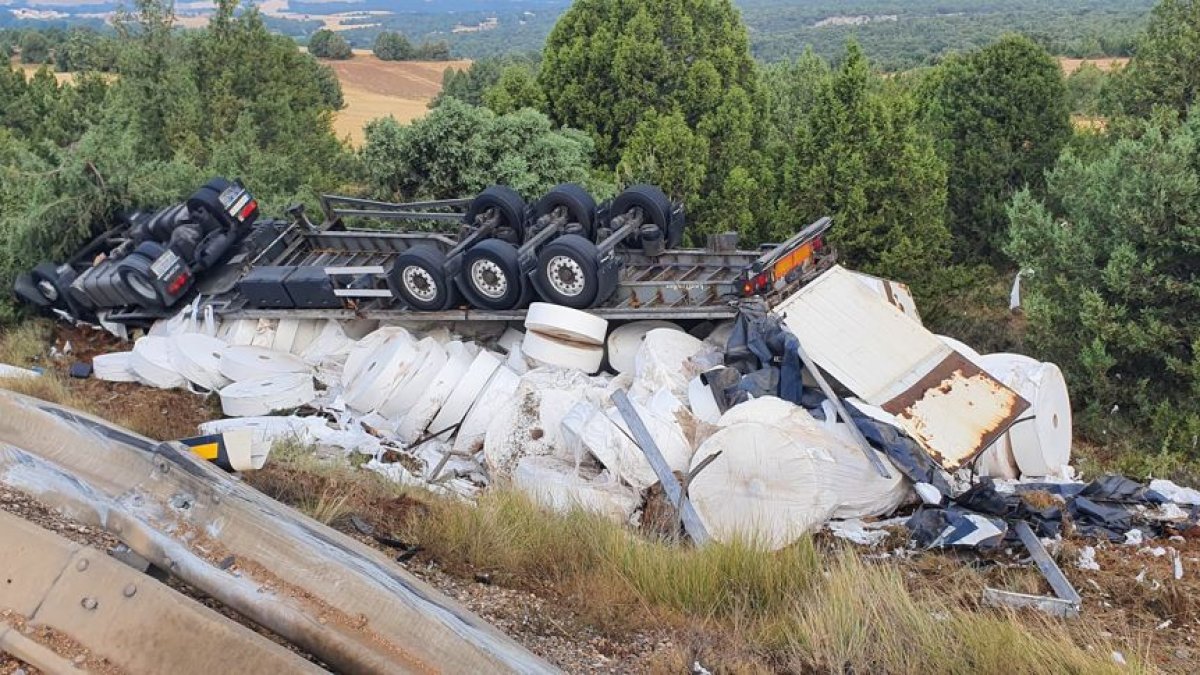 Estado en que quedó el camión tras el vuelco.-HDS