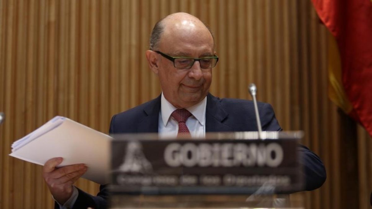 El ministro de Hacienda, Cristóbal Montoro, durante su comparencia en la Comisión de Hacienda del Congreso de los Diputados.-DAVID CASTRO
