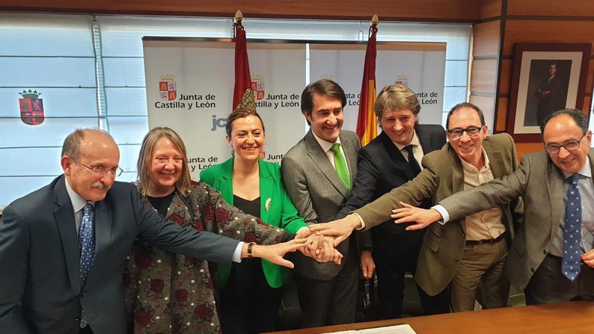 Los representantes de las administraciones implicadas en el convenio, ayer en la firma en Valladolid.-HDS