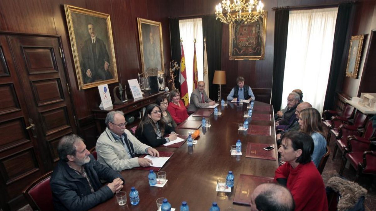 Carlos Martínez Mínguez preside la primera reunión de alcaldes de la Soria–Castejón y la A–15.-MARIO TEJEDOR