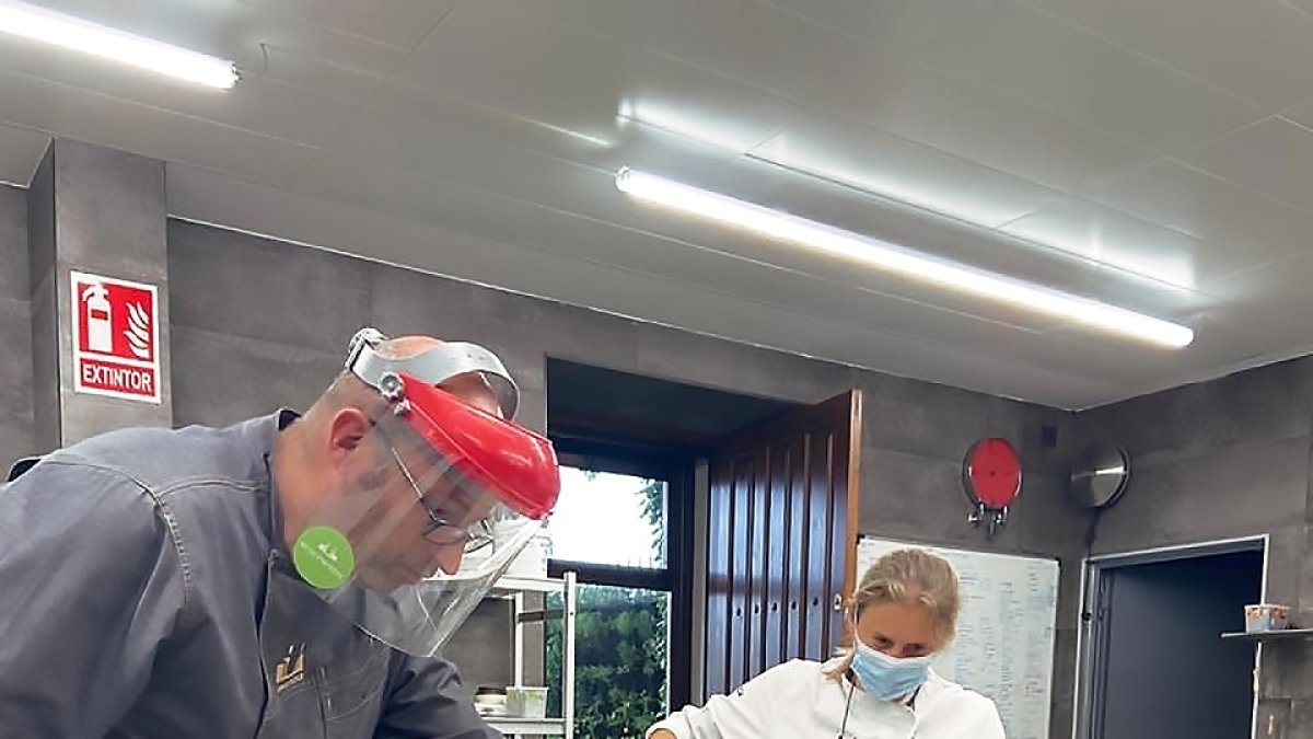 En la imagen, los cocineros con estrella Michelin Juanjo Pérez y Yolanda León, preparan los pedidos para recoger.- LA POSADA
