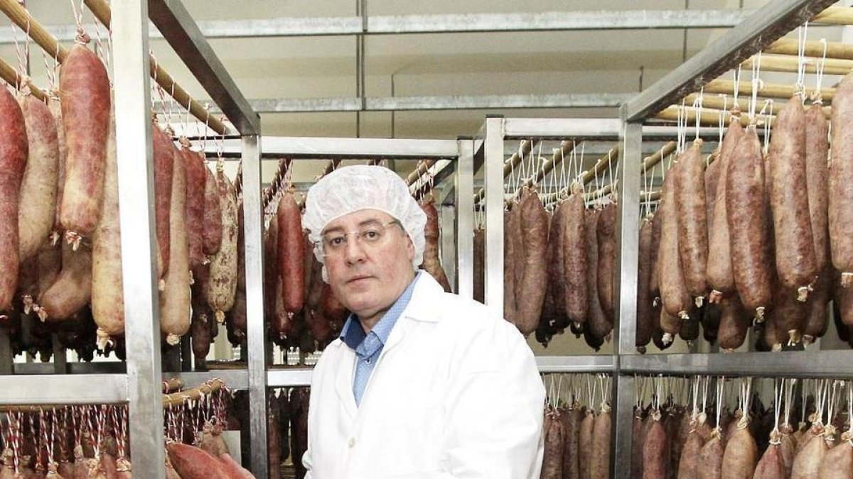 Enrique Ruiz comprueba el grado de madurez de un chorizo cular en una sala. - V. GUISANDE-V. GUISANDE