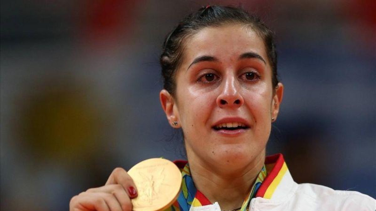 Carolina Marín llora en el podio con el oro olímpico colgado.-EFE / MARCELO SAYAO