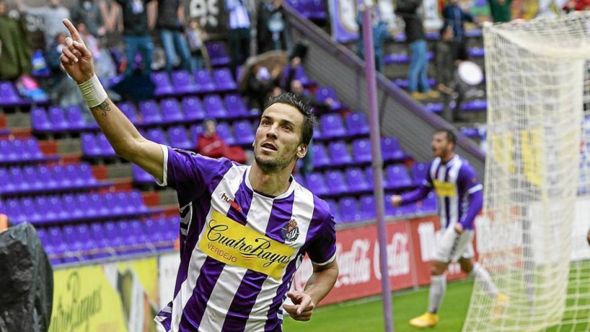Óscar Díaz, con la camiseta del Valladolid el curso pasado, sería el principal objetivo para el ataque rojillo.-J.M. Lostau