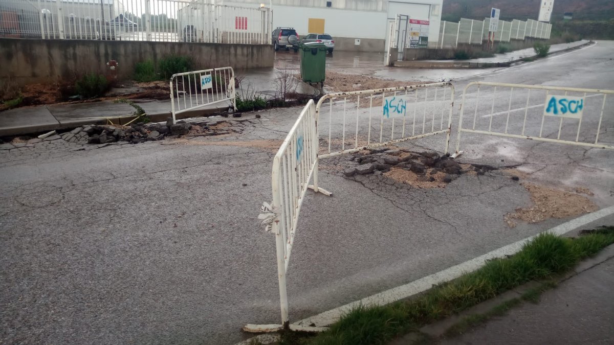 Daños en una de las calles de San Esteban. ANA HERNANDO