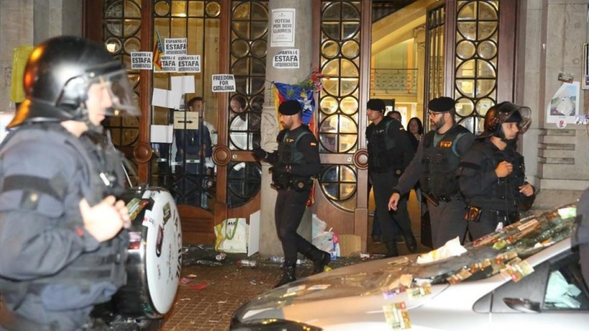 Los agentes de la Guardia Civil salen de la Conselleria de Economia, esta madrugada-ELISENDA PONS