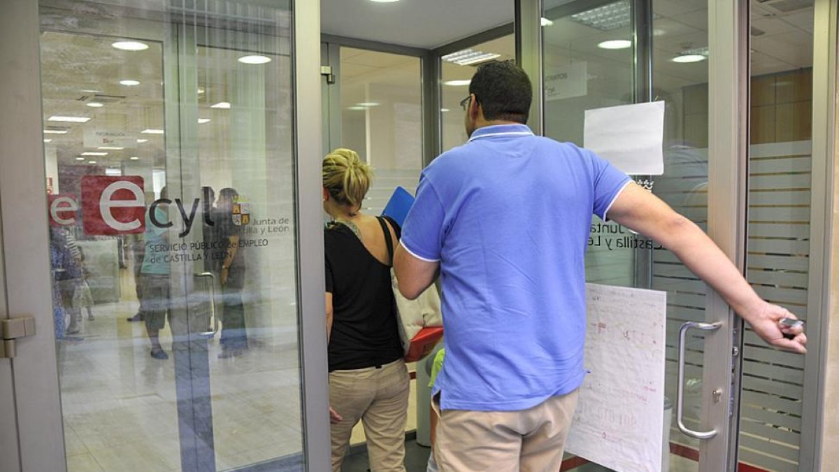 Dos personas acceden a una oficina del Ecyl.-VALENTÍN GUISANDE