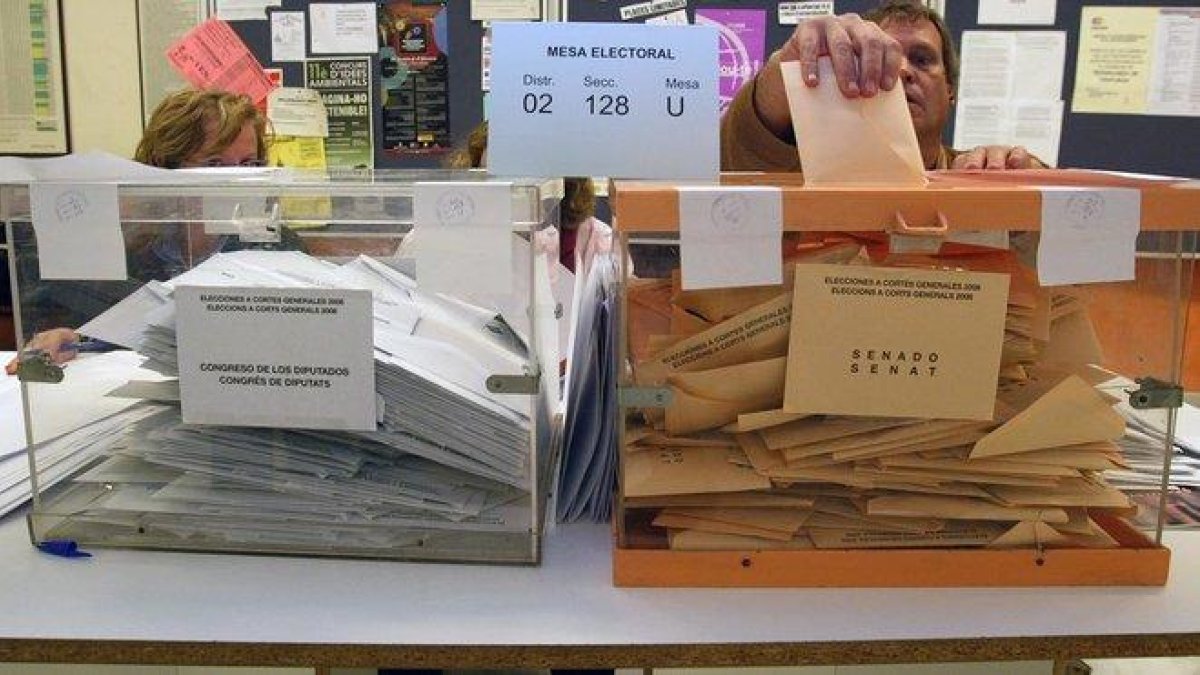 Mesa electoral de unas elecciones generales anteriores.-ARCHIVO / MARINA VILANOVA