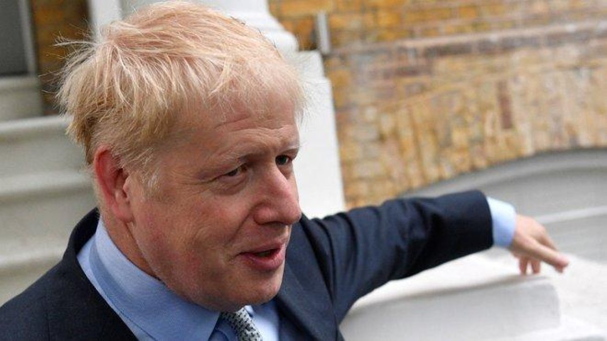 Boris Johnson sale de su casa, este jueves, antes de la primera votación de las primarias del Partido Conservador.-NEIL HALL (EFE)