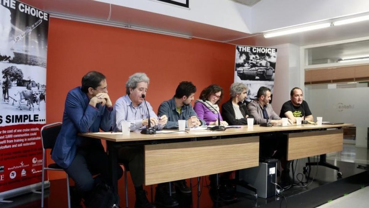 De izquierda a derecha, Eduard Ibáñez de Justícia i Pau, Pere Brunet de la campaña GCOMS, Jordi Calvo del Centre Delàs de Estudios por la Paz, Pepa Martínez de LaFede.cat, Jordi Armadans de Fundipau, Felipe Daza de Novact i David Fernández-LAURA FIGULS (ACN)