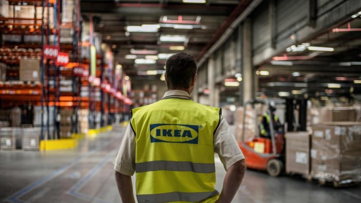 Imagen de un trabajador de Ikea en uno de los centros logísticos.-AFP