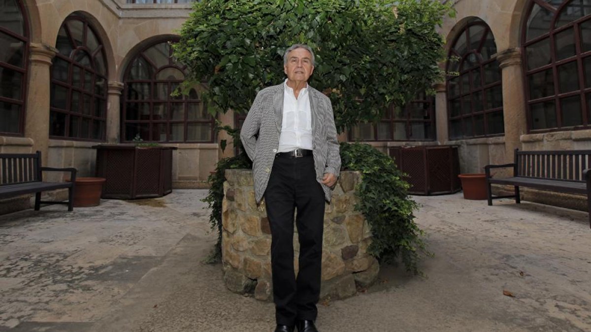 Vicente Molina-Foix, ayer, en el claustro del convento de la Merced, antes de su 'confesión'.-