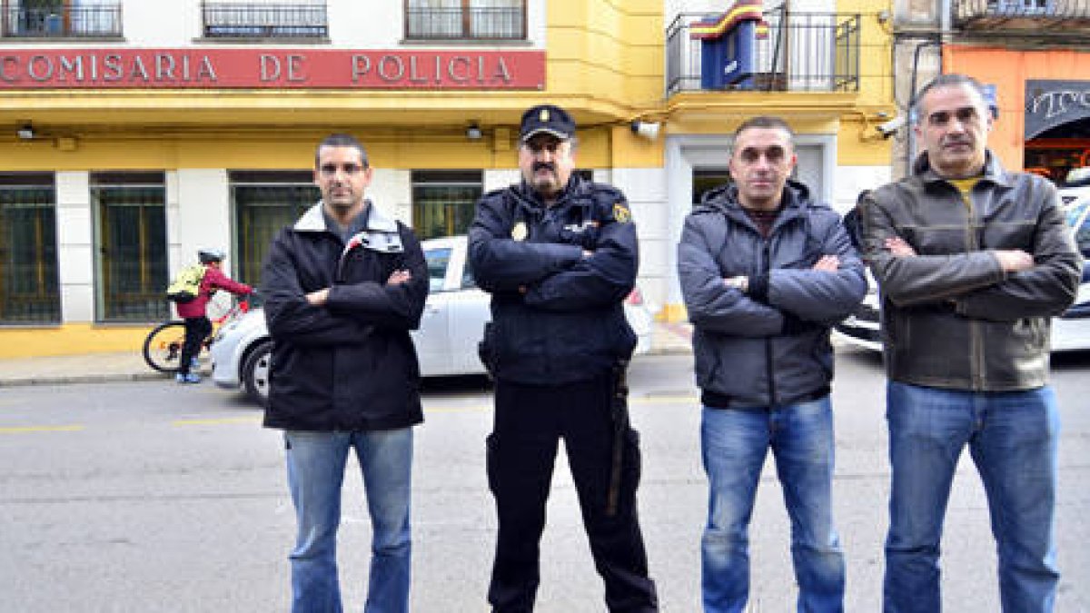 Los cuatro representantes sindicales Raúl Izquierdo, Manuel Golf, Alfonso Agüera y Jesús Martínez, ayer, frente a la actual Comisaría de la ciudad. / ÁLVARO MARTÍNEZ-