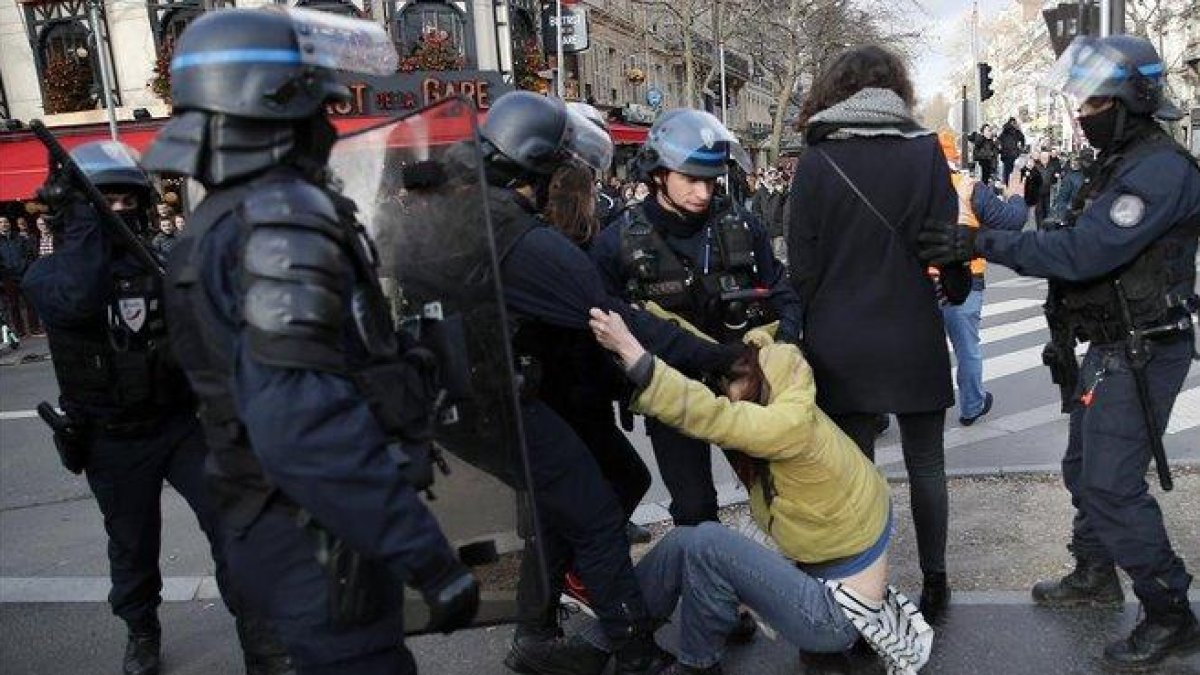 Enfrentamientos entre manifestantes y policías en la Gare de Lyon.-(AP PHOTO FRANCOIS MORI)