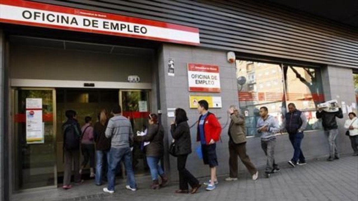 Cola de parados en en una oficina de empleo.-ARCHIVO