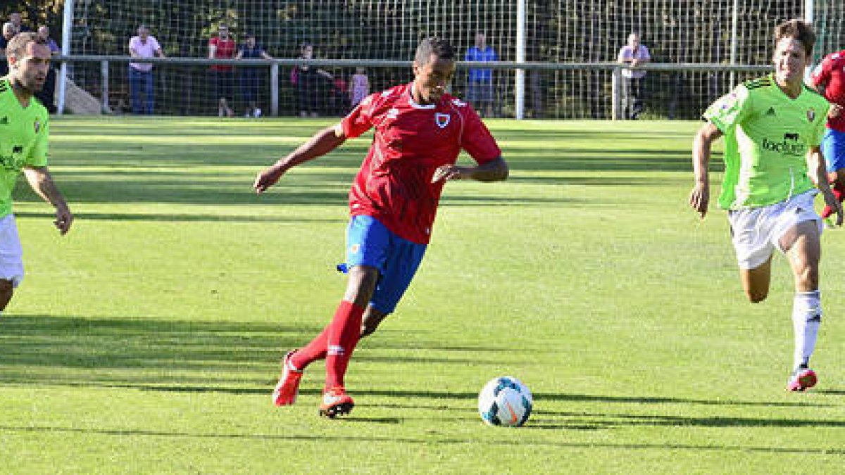Carlos Akapo es una de las caras nuevas del Numancia 2013-2014. / Diego Mayor-