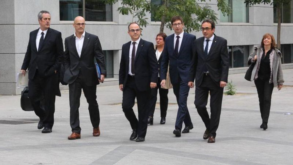 Siete de los consellers cesados a quienes la jueza Carmen Lamela ordenó prisión provisional.-JUAN MANUEL PRATS