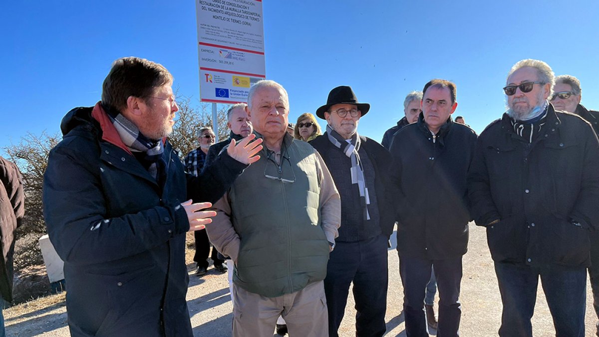 Gonzalo Santonja en la visita al yacimiento soriano de Tiermes. HDS