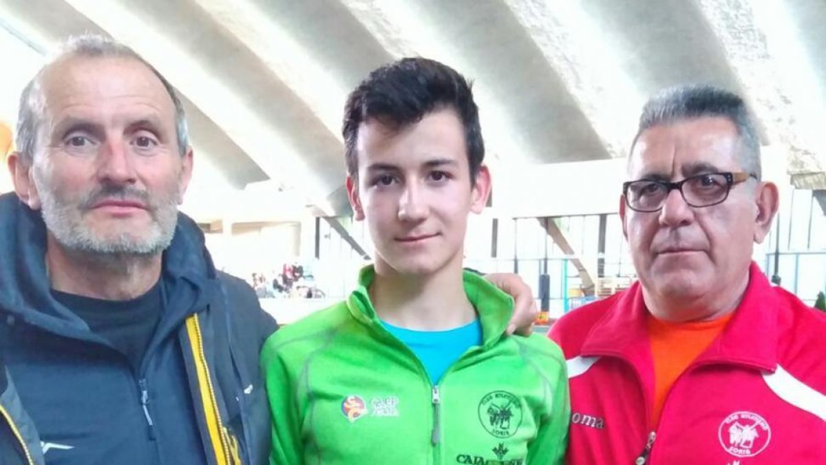 Hugo de Miguel, brillante campeón de España, junto a sus entrenadores.-