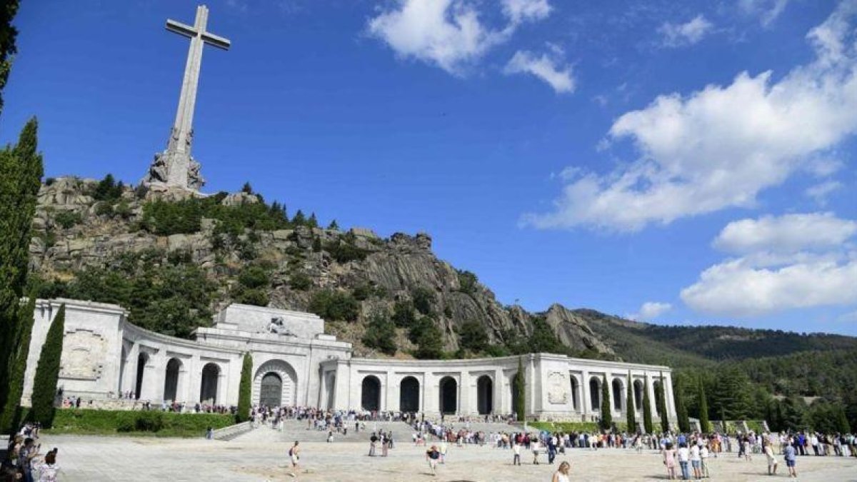 Visitantes en la basílica del Valle de los Caídos, cerca de Madrid.-AFP / JAVIER SORIANO