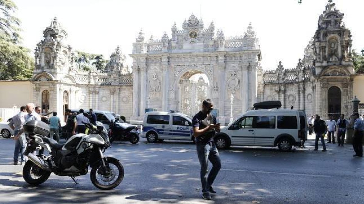 Policías turcos acordonan los alrededores del Palacio de Dolmabahçe en Estambul (Turquía), este miércoles 19 de agosto del 2015.-EFE / SEDAT SUNA