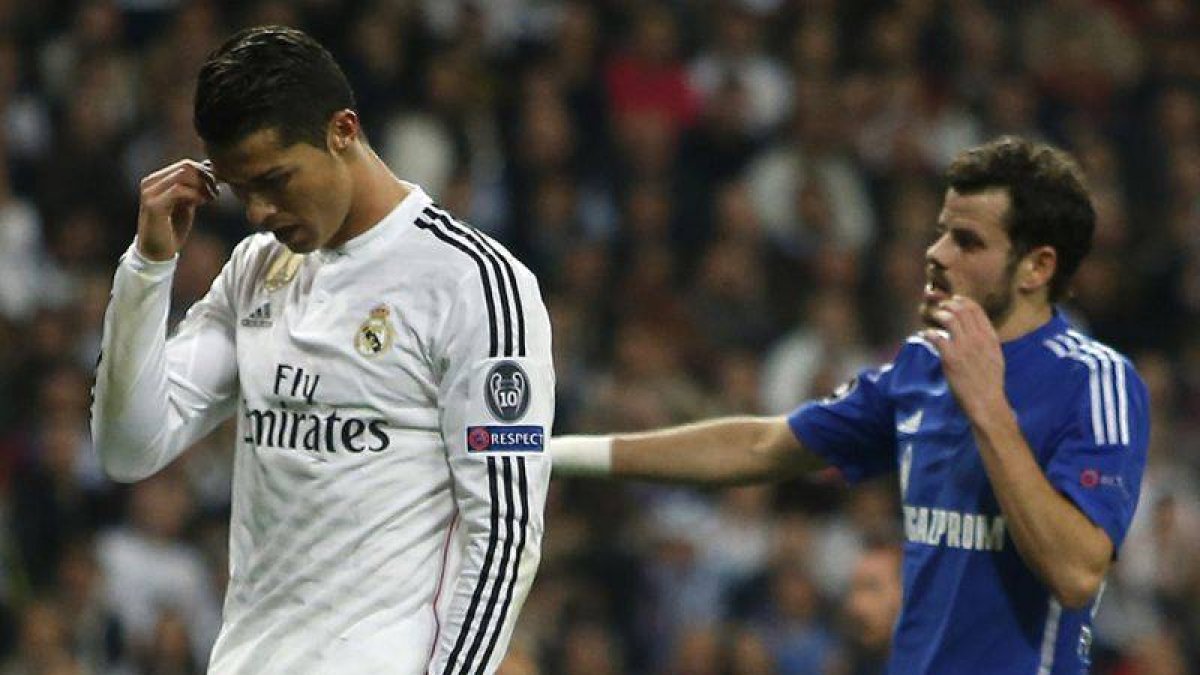 El delantero del Madrid se lamenta de la derrota blanca en la recta final del partido contra el Schalke.-Foto: AP