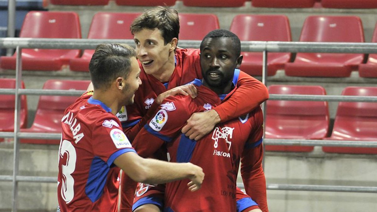 Los jugadores del Numancia celebran el primer gol del Numancia conseguido por Diamanka.-Valentín Guisande