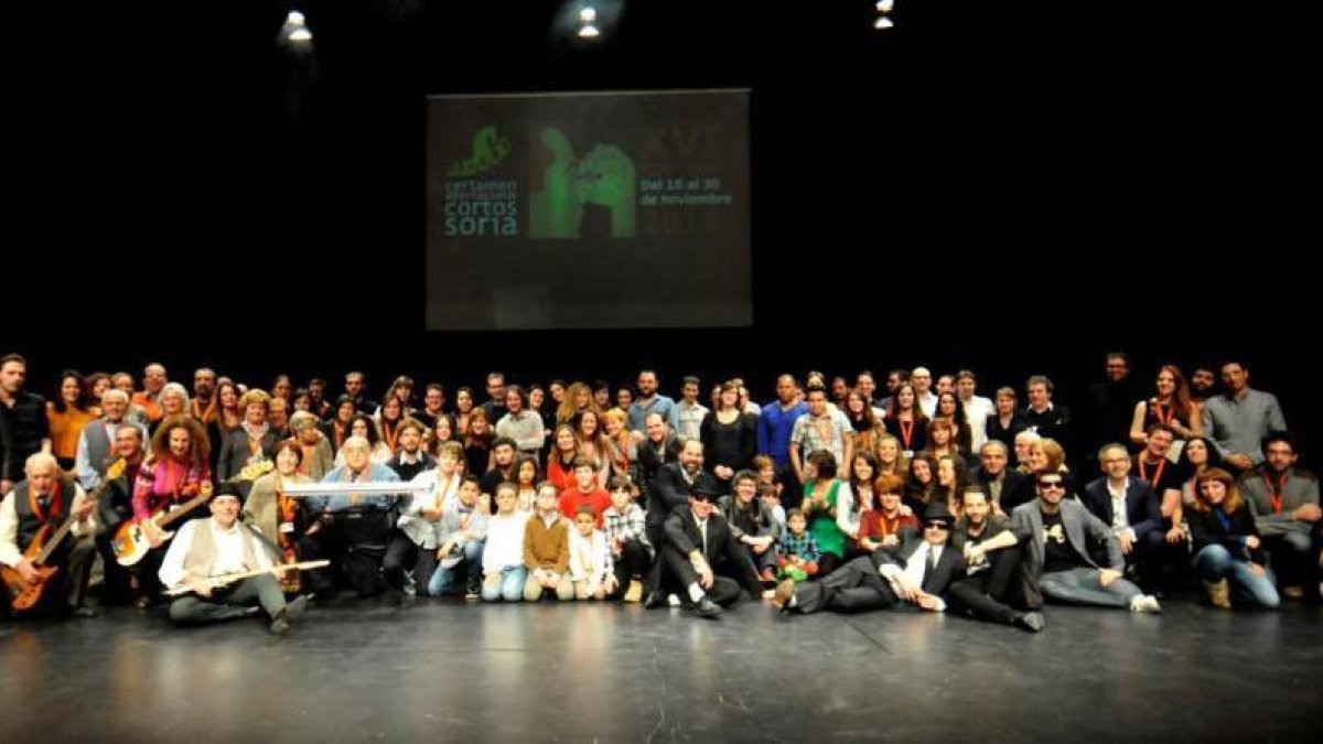Foto de familia de todos los premiados en la gala de clausura del XVI Certamen Internacional de Cortos ‘Ciudad de Soria’.-DIEGO MAYOR