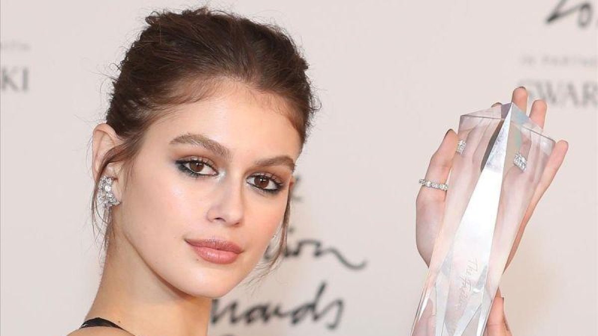 Kaia Gerber, con el premio.-AFP / DANIEL LEAL-OLIVAS