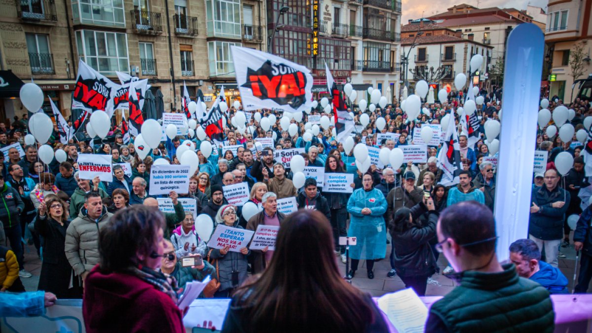 Los sorianos muestran su indignación por la situación de la sanidad de la provincia en una concentración convocada por Soria Ya. MARIO TEJEDOR