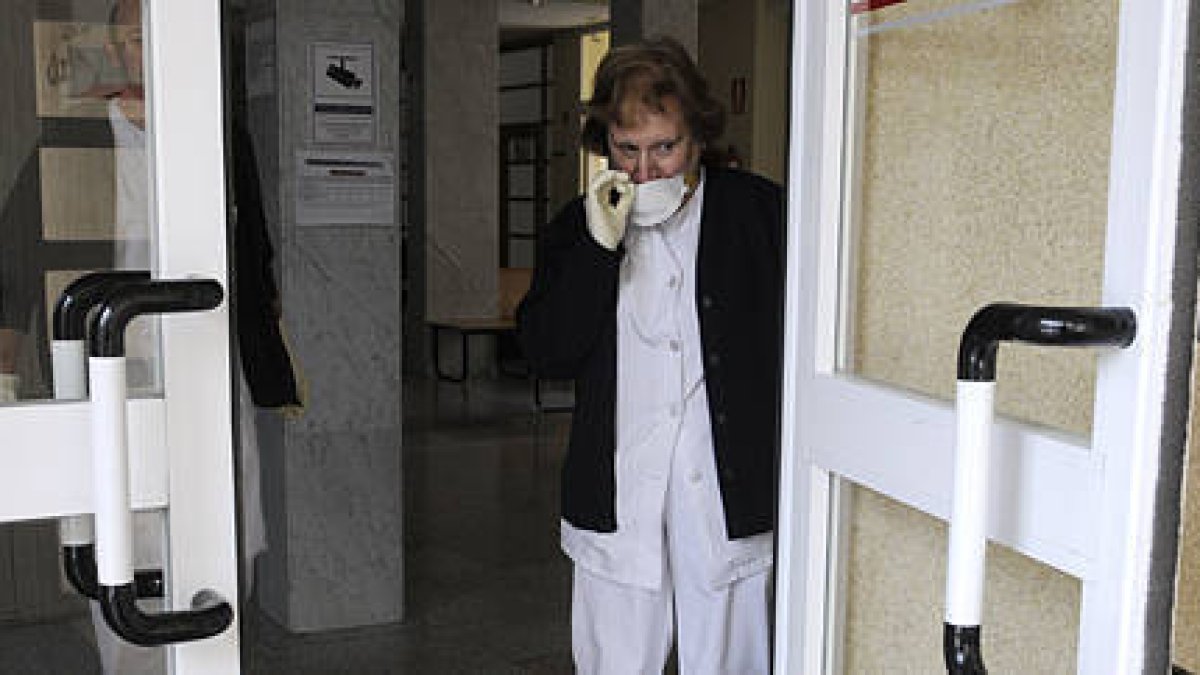 Una mujer con una mascarilla ayer por la mañana a la entrada de la residencia Gaya Nuño. / VALENTÍN GUISANDE-