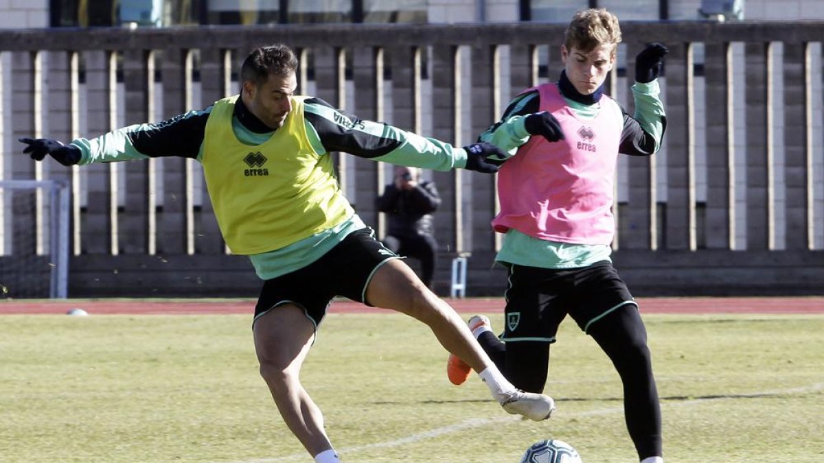 Néstor y Vidorreta en principio partirán como suplentes en el encuentro de esta tarde.-Luis Ángel Tejedor