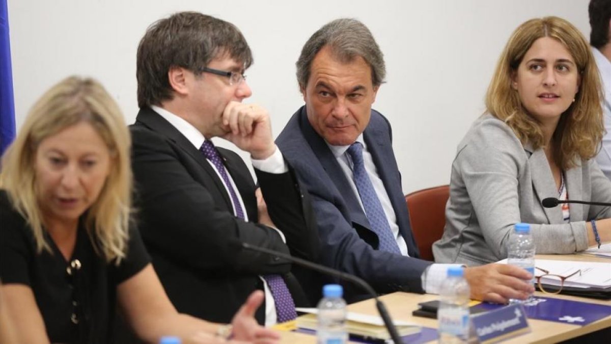Neus Munté, Carles Puigdemont, Artur Mas y Marta Pascal, en una reunión de la dirección del PDECat.-DANNY CAMINAL